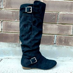 So women boots. Black. Size 6.